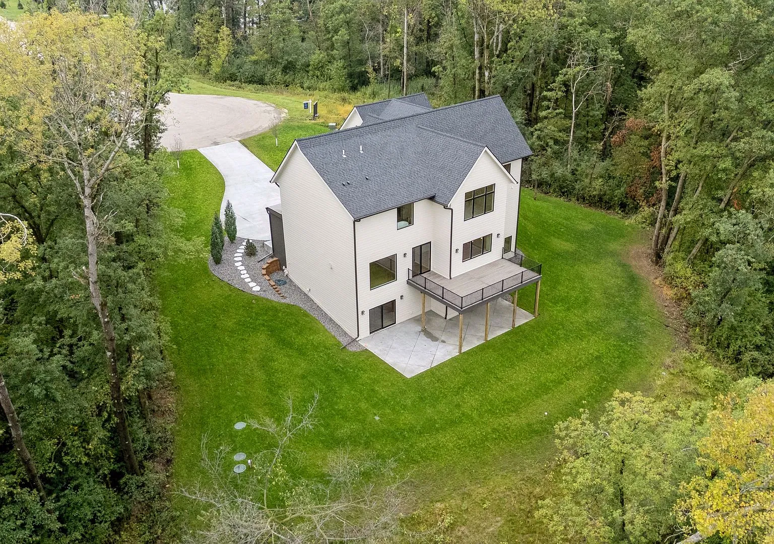 5 bed, 4.5 bath, 6499 sqft, $10,000 — Photo 3