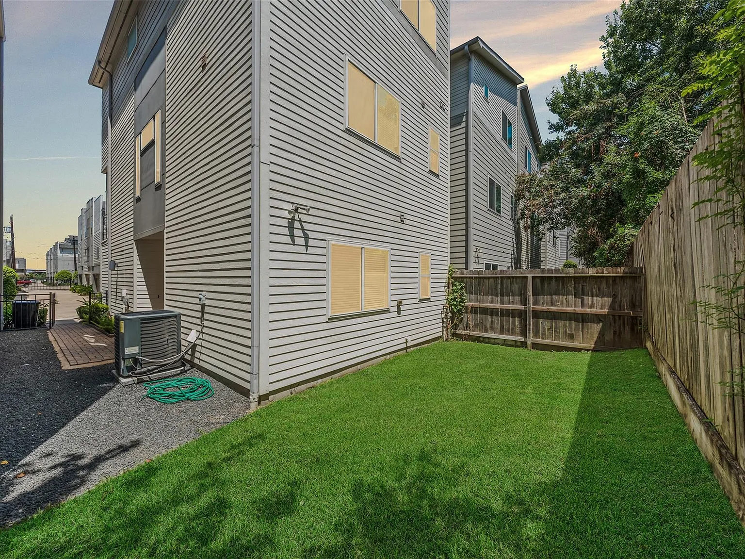 3 bed, 3.5 bath, 2388 sqft, $2,600 — Photo 2