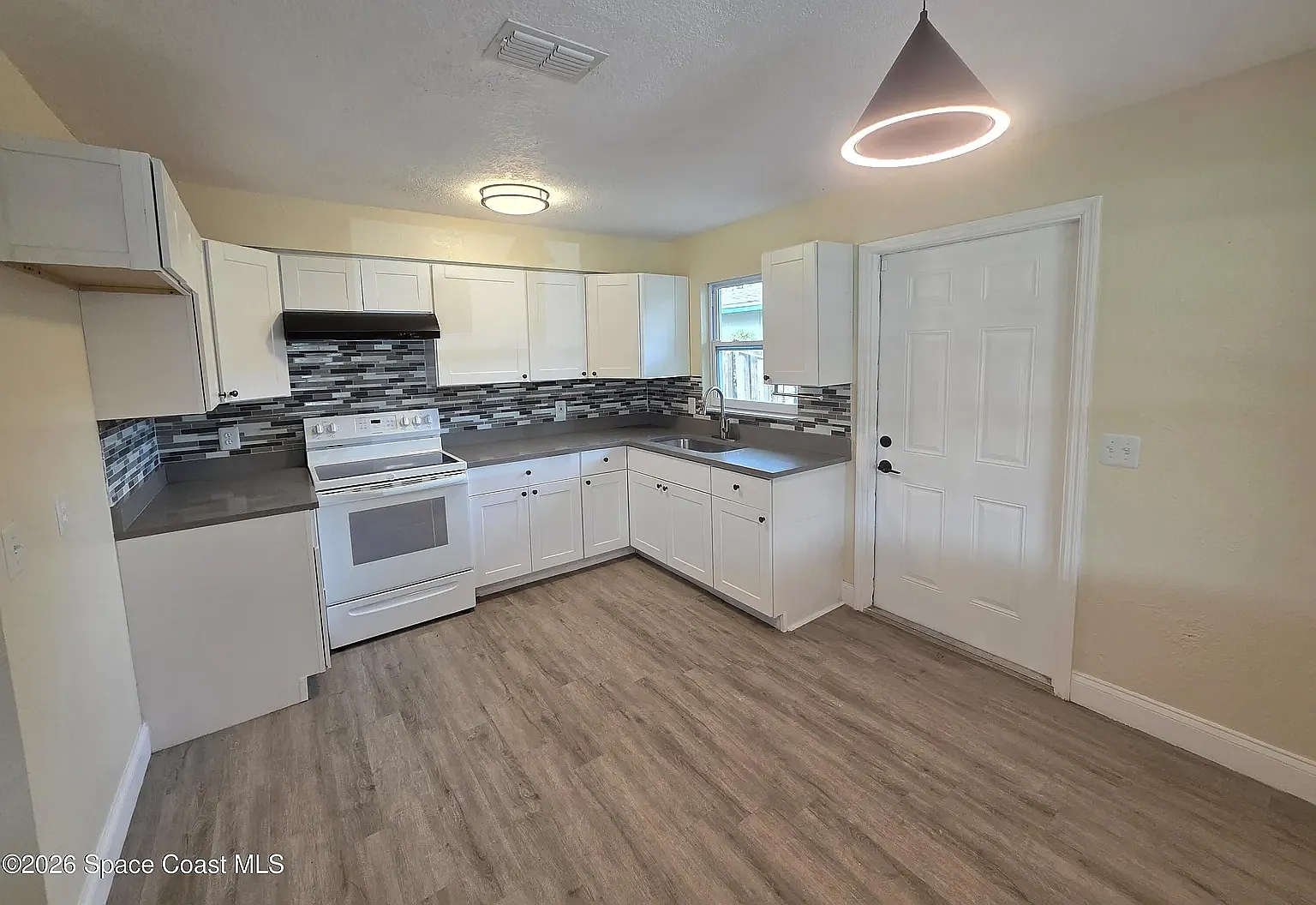 3 bed, 972 sqft, $2,200 — Photo 1