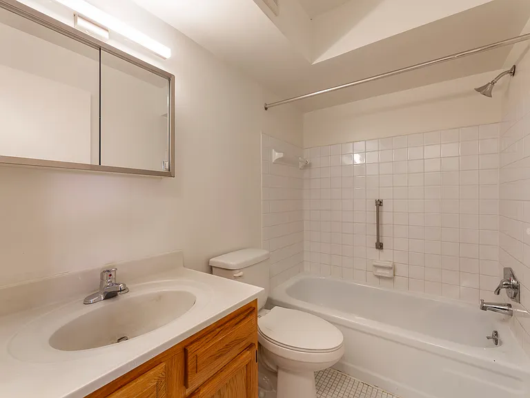 Euclid Hill Villa Apartments — Photo 4