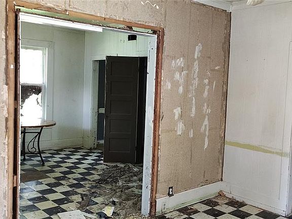 4th image of 409 Merle St