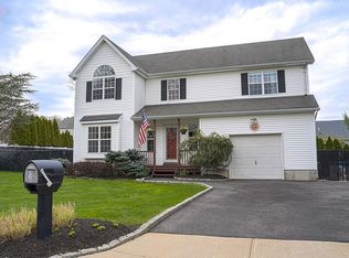 8 Mercer St, Port Jefferson Station, NY 11776