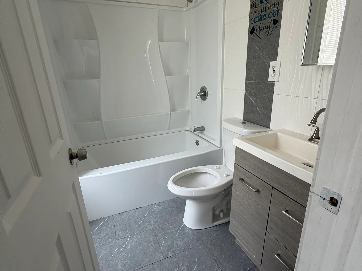 4 bed, $2,500 — Photo 2