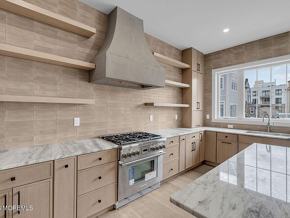 5th image of 1006 Heck Street