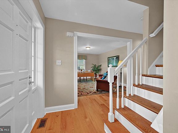 3rd image of 826 Bluegrass Rd