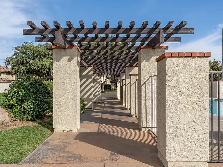Riverwoods Apartments — Photo 14