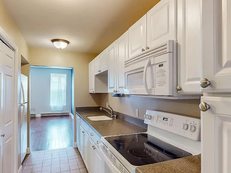 4 Dehaven Dr #2E — Photo 1