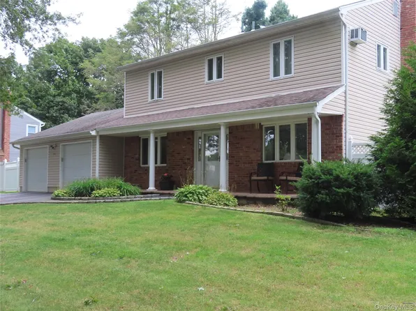 19 Foothill Lane, Dix Hills, NY 11746