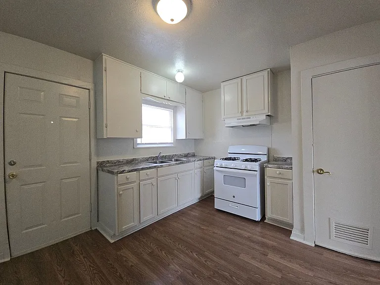 1307 E Avenue H — Photo 4