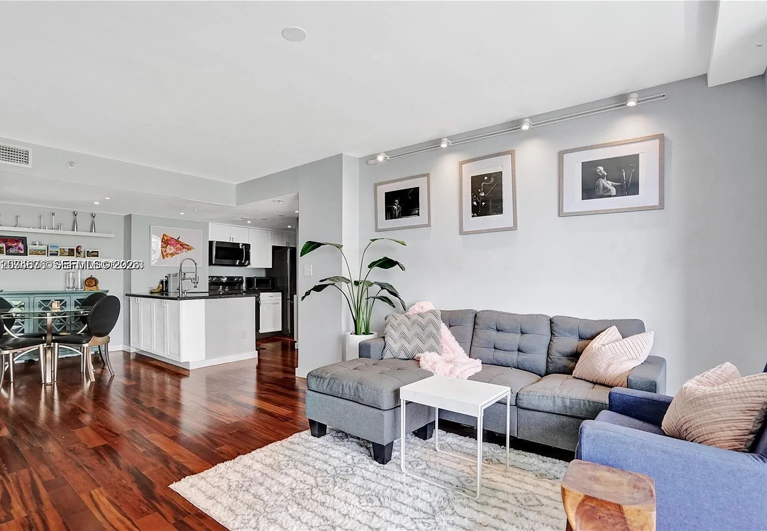 Isola Condo — Photo 2