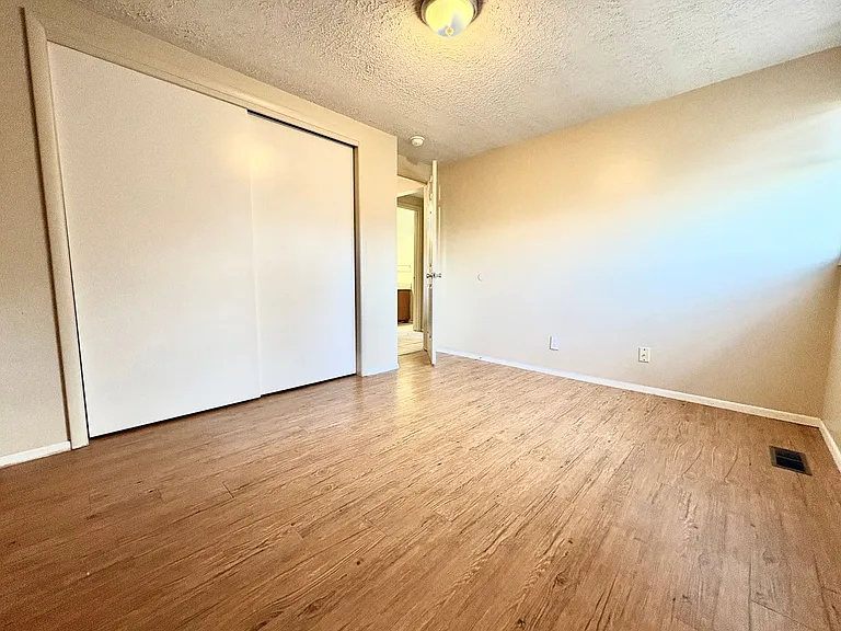 353 S 1100 E — Photo 26