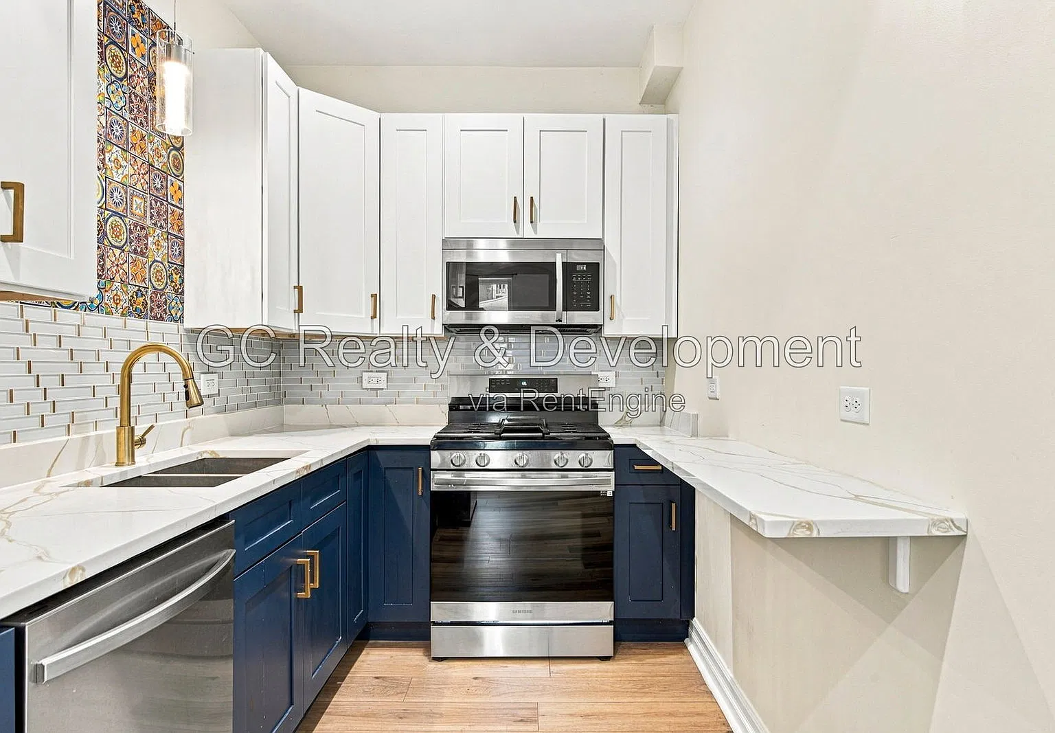 1013 W 18th Pl — Photo 2