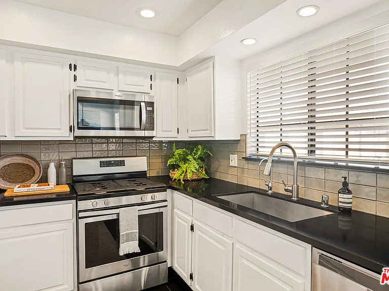 1020 Ocean Park Blvd #7 — Photo 13