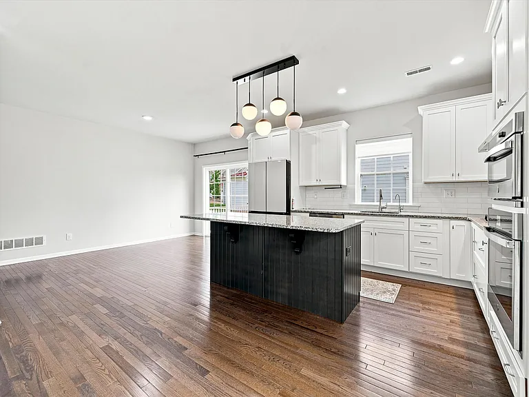 160 Shilling Ave — Photo 7