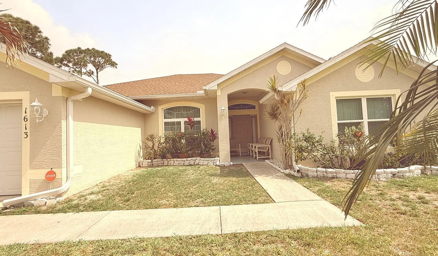 4 bed, 2.0 bath, 2290 sqft, $2,900 — Photo 2
