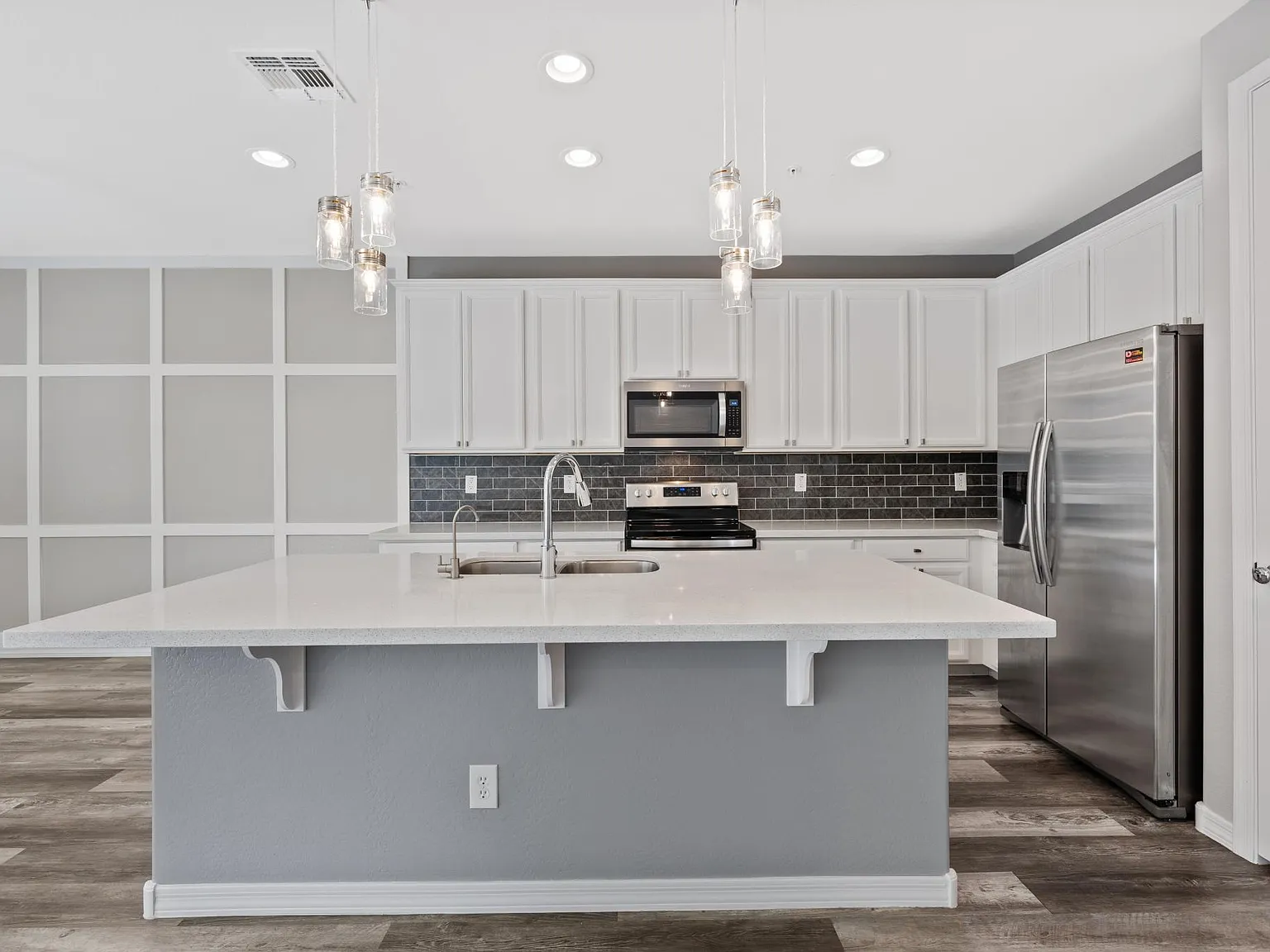 4 bed, 2600 sqft, $3,295 — Photo 4