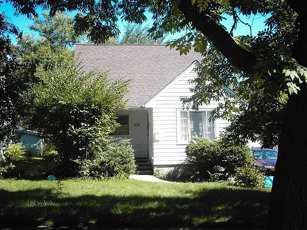 1104 Brooks St photo 1