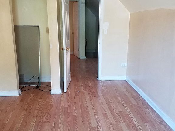 2nd image of 10518 S La Salle St #House