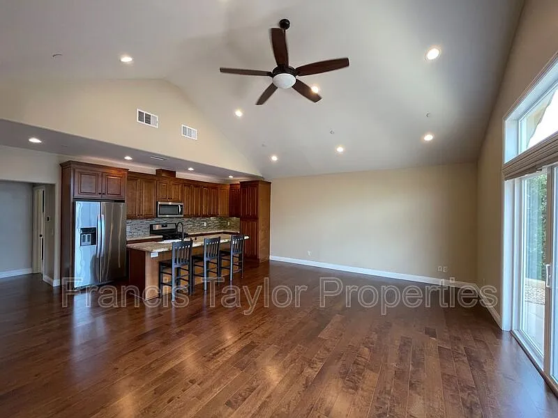2 bed, 1.0 bath, 1100 sqft, $2,800 — Photo 4