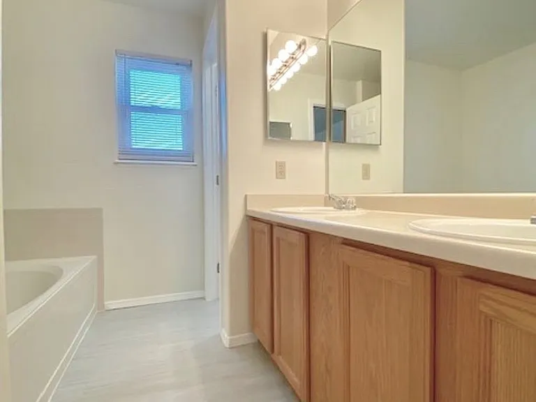 8065 Vectra Dr — Photo 25