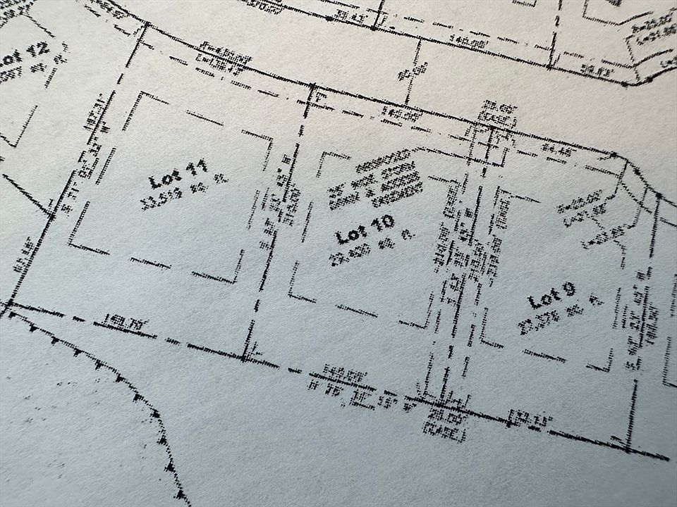 2nd image of 10 Happy Acres Ln