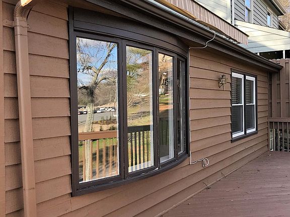 Large Deck with beautiful views