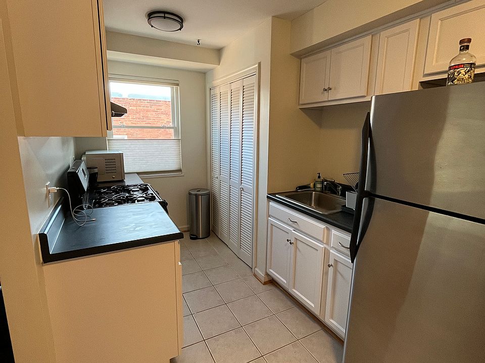 Kitchen: Stainless Steel Fridge, Oven, Microwave
