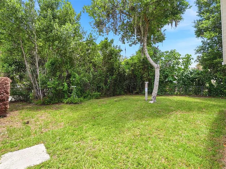 2704 E Jefferson St — Photo 36