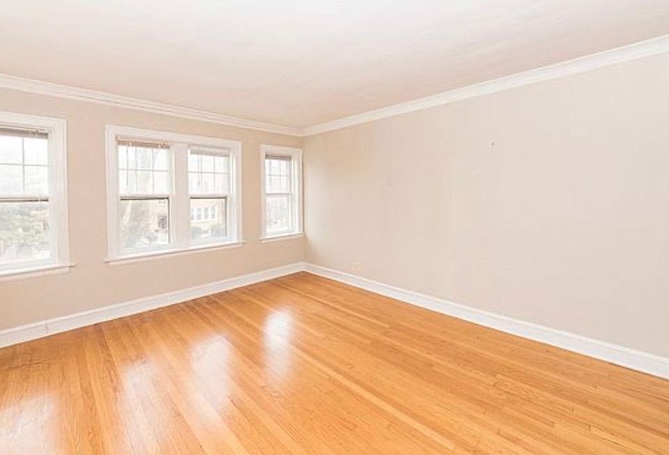 1st image of 5745 N Rockwell St APT 1
