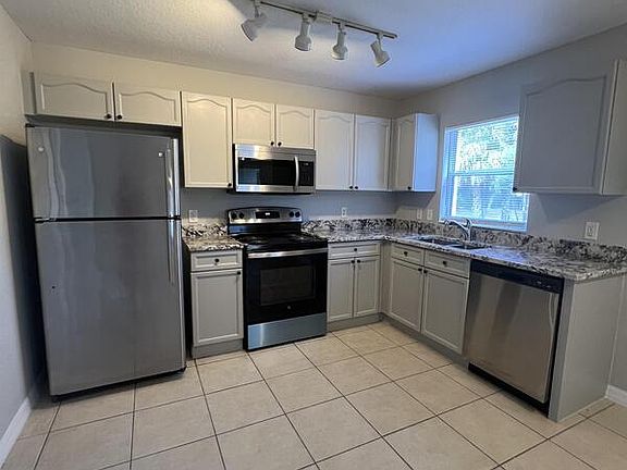 4th image of 703 E Magnolia Ave