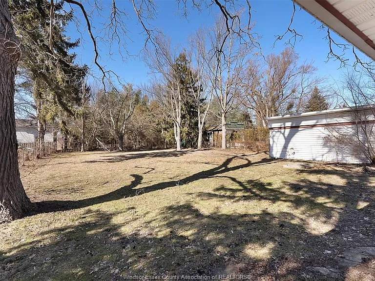 132 Division St N — Photo 32