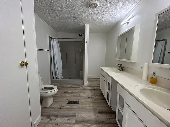 Master Bath- ensuite to Master Bedroom