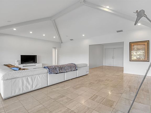 4th image of 4989 Pineview Cir