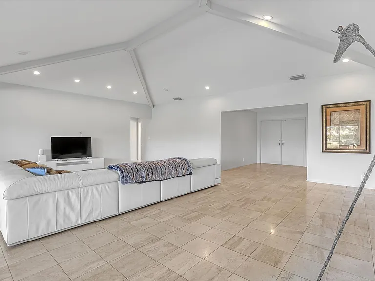 4989 Pineview Cir — Photo 4
