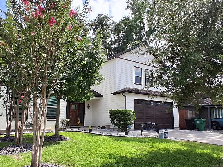1317 Chantilly Ln — Photo 2