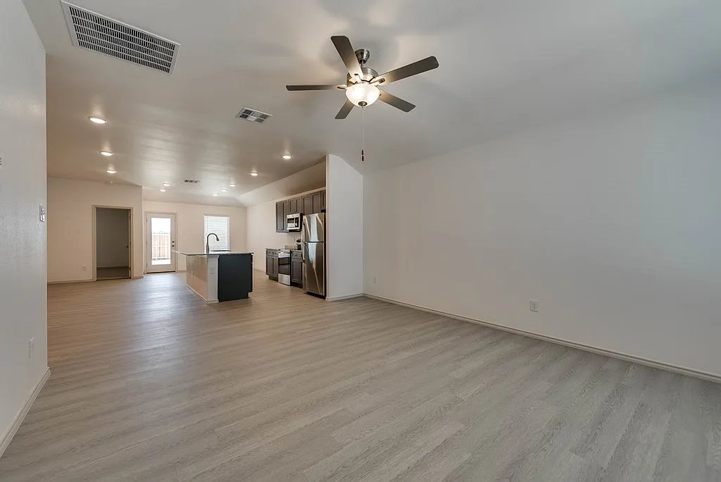 3 bed, 2.0 bath, 1511 sqft, $2,600 — Photo 3