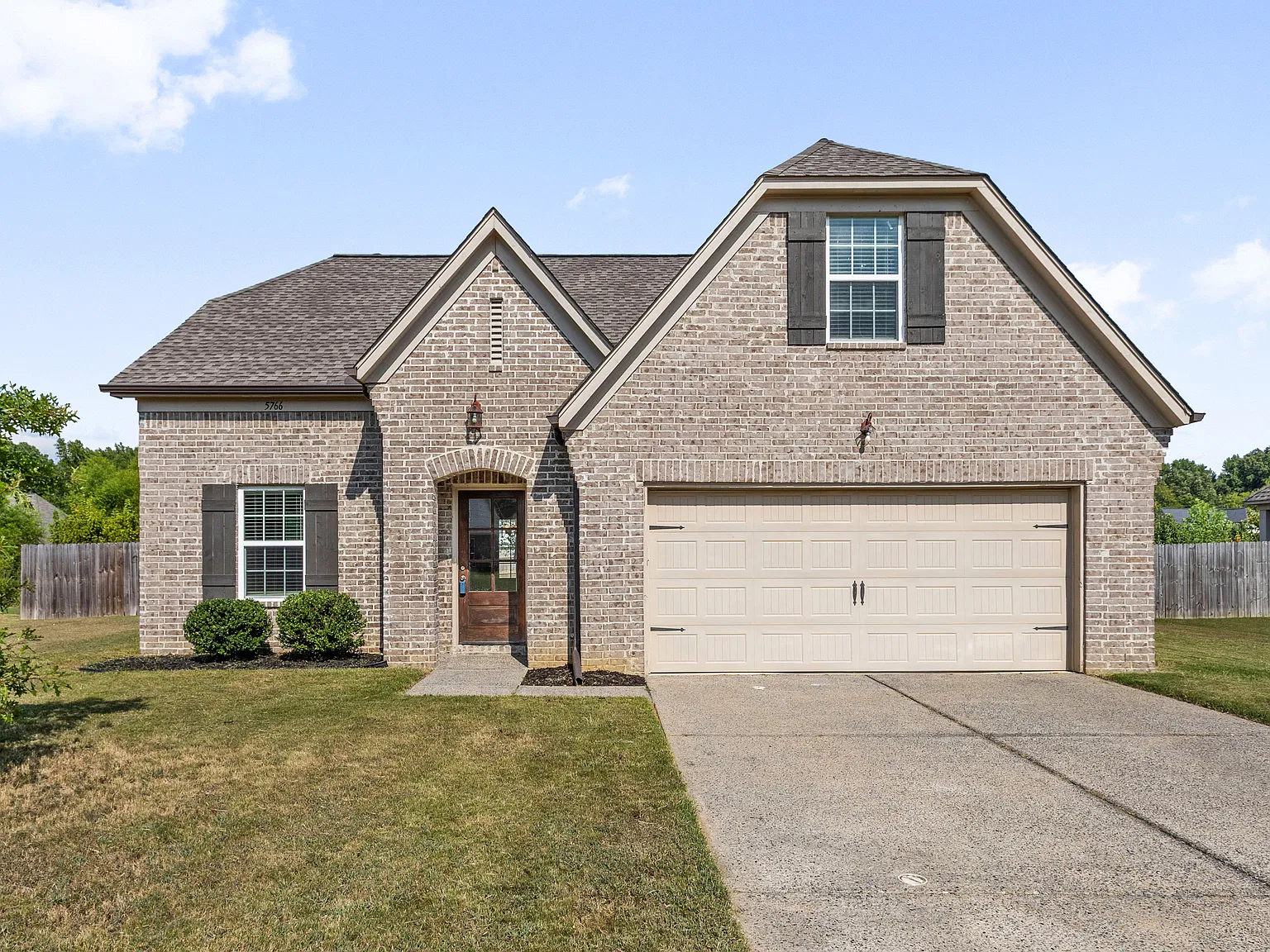 4 bed, 2.5 bath, 1904 sqft, $1,950 — Photo 1
