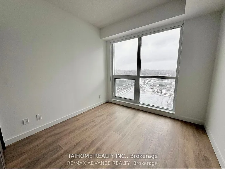 27 McMahon Dr N #203 — Photo 3