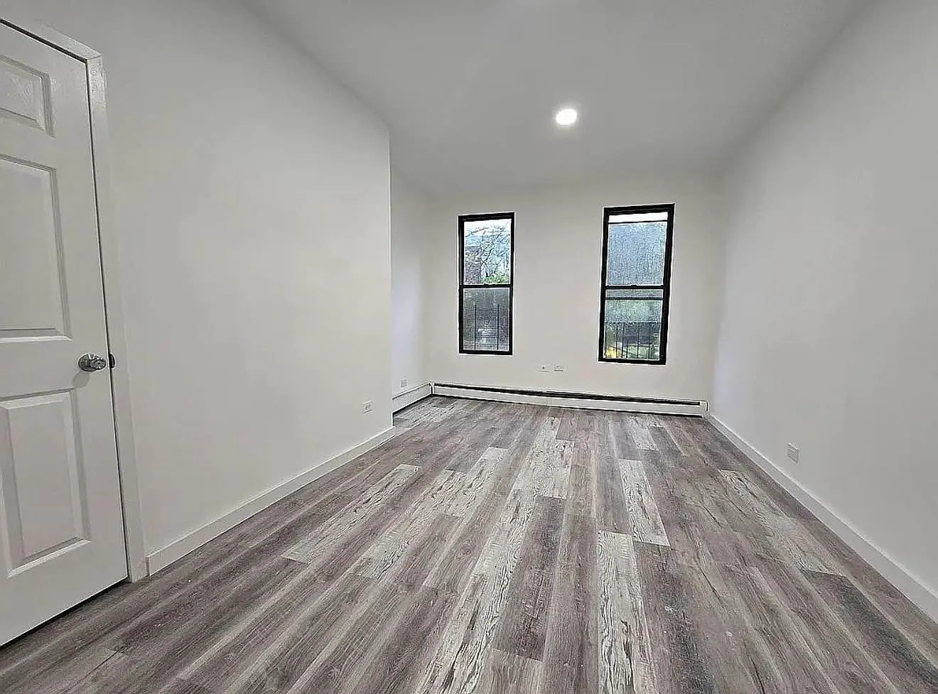 915 Broadway — Photo 3