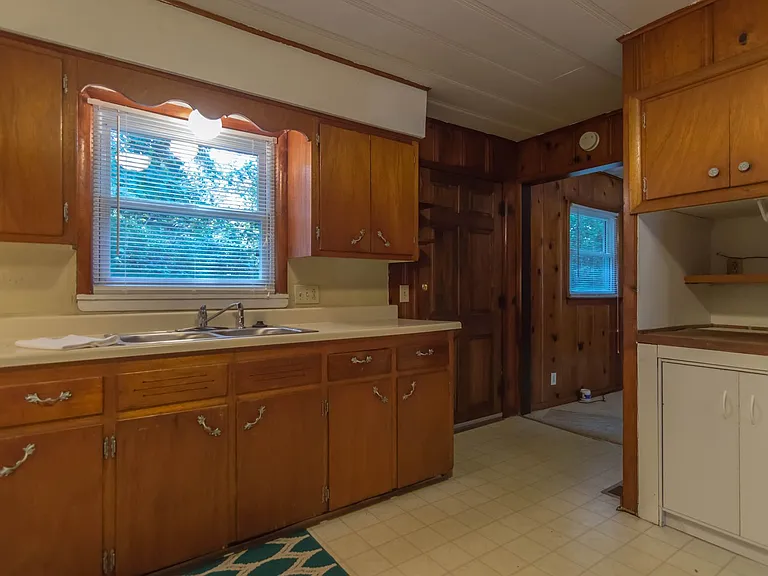 944 W Linwood St — Photo 4