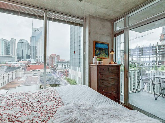 2nd image of 301 Demonbreun St Unit 805