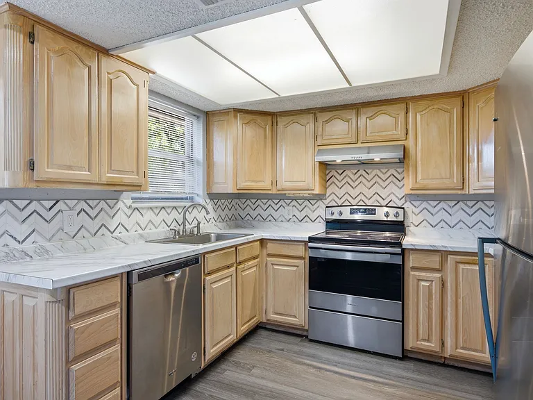 512 Sussex Dr — Photo 7
