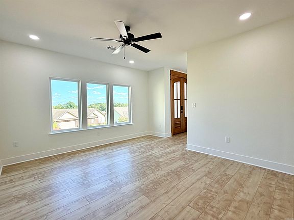 5th image of 1015 Clinton Ct