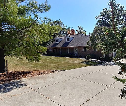 2nd image of 5384 Spruce Ln