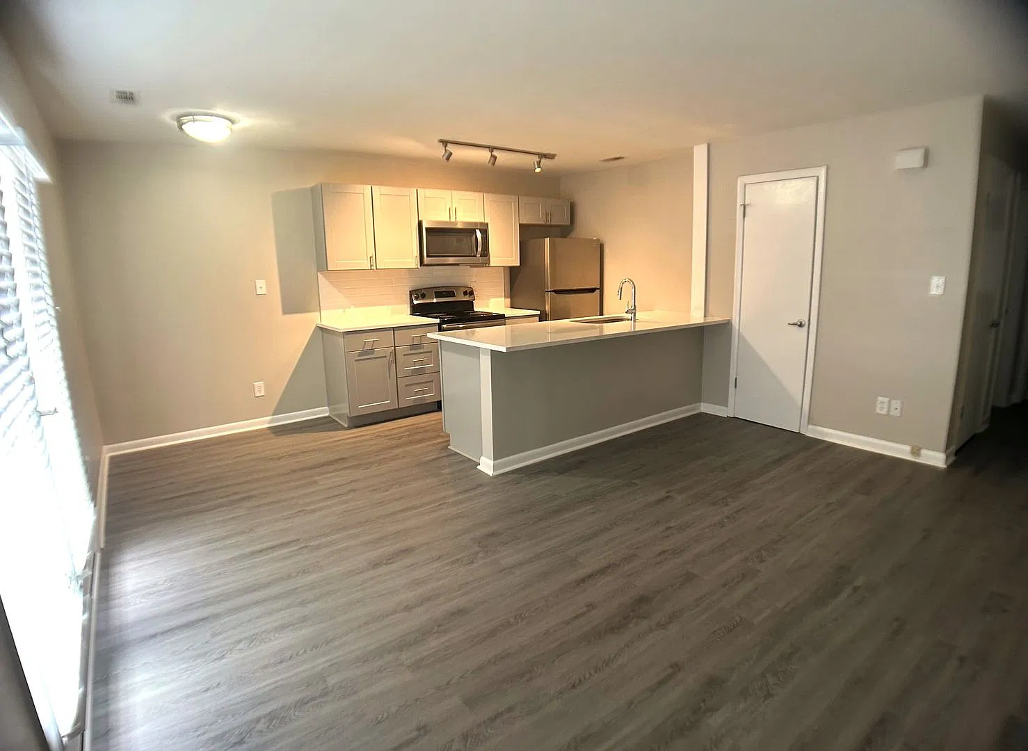 STATE102 — Photo 2