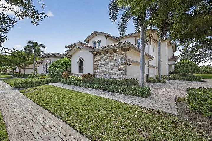3 bed, 3.5 bath, 2793 sqft, $10,000 — Photo 2
