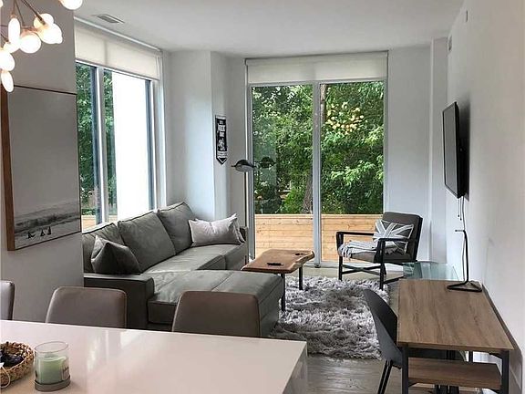 5th image of 3018 Yonge St #202