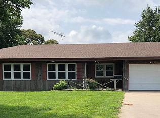 1414 SE Moore Rd, Saint Joseph, MO 64507
