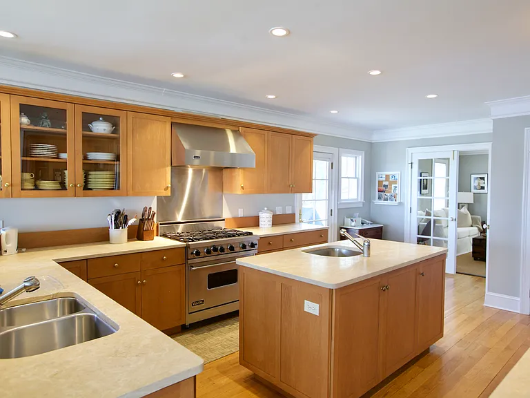 8 Clinton Ave — Photo 6