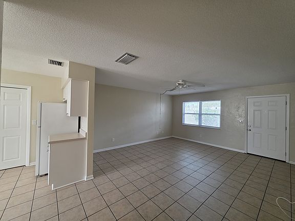 4th image of 210 Patricia Ave APT 1
